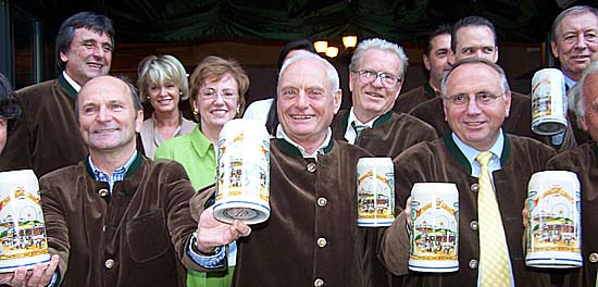 Die Wiesnwirte pr&auml;sentieren den Oktoberfest Wirtekrug 2005 (Foto: Martin Schmitz)